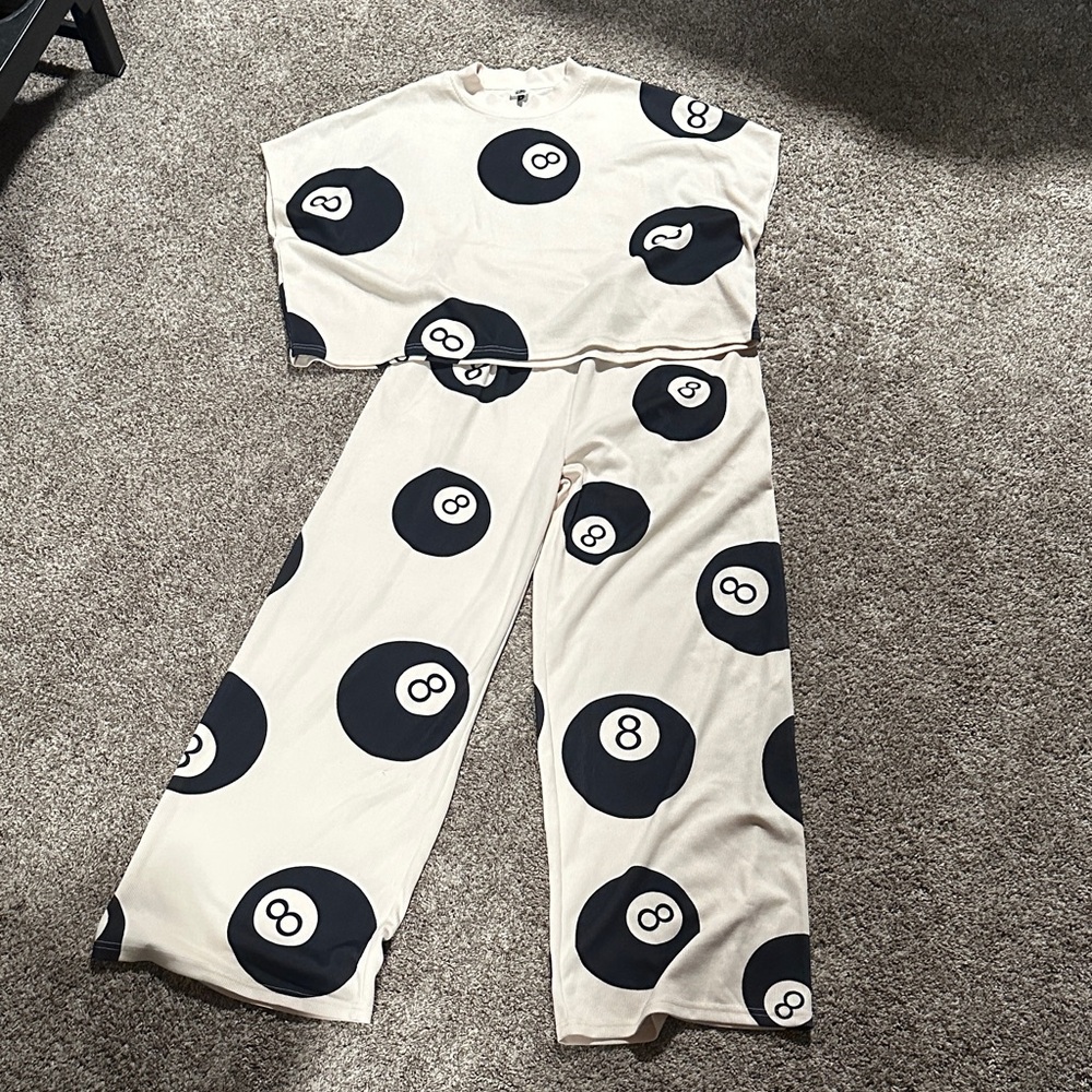 8 Ball Set in Cream and Black